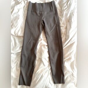 Vuori Evolve Leggings. Women’s size M. Color Smoke. Right above ankle length.